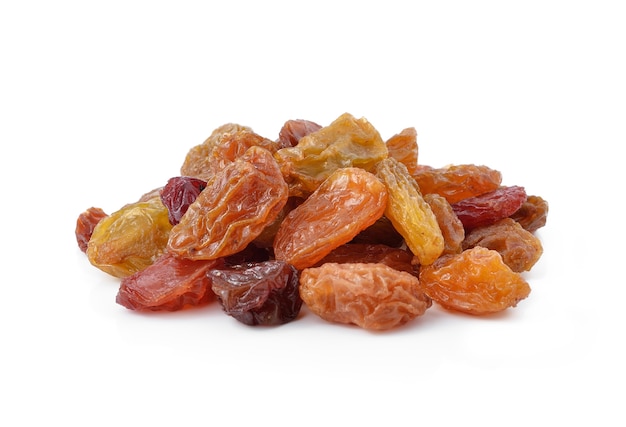 Raisins secs isolés sur fond blanc