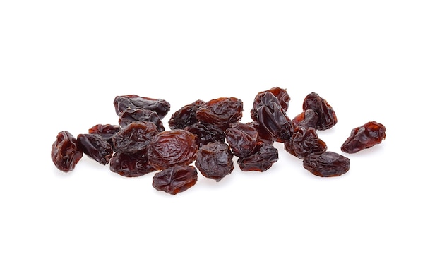 Raisins secs jaunes sur fond blanc