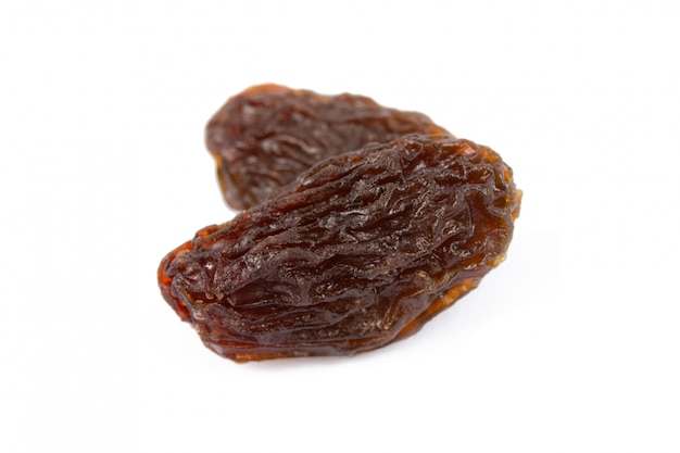 Raisins secs sur mur blanc