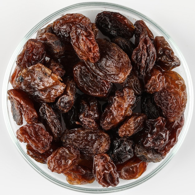 raisins secs sur plaque, raisins secs isolé sur blanc