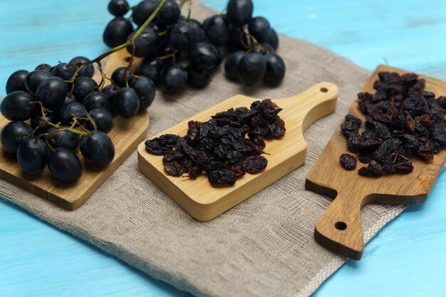 Photo raisins secs avec raisins sur fond de bois collation alimentaire saine