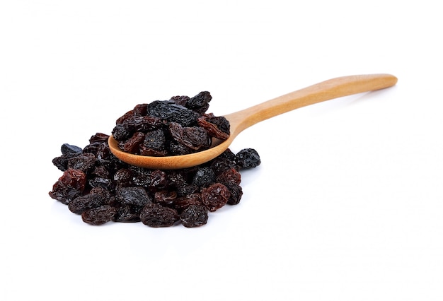 Raisins secs séchés sur fond blanc