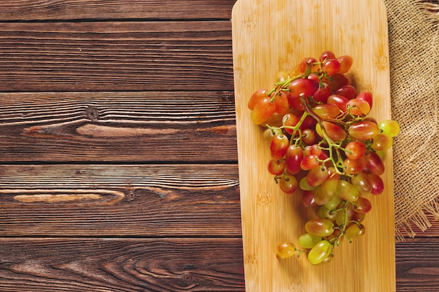 Raisins sur une table en bois