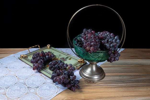 Raisins sur une table avec un vieux bol de fruits