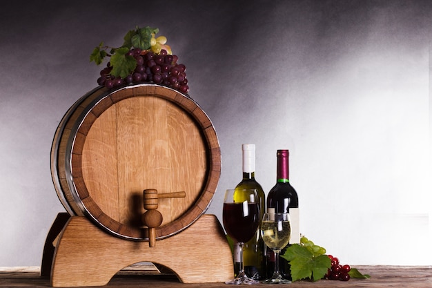 Raisins sur tonneau en bois avec du vin sur un blanc