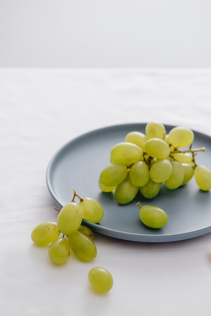 Raisins verts dans un plat bleu sur la table