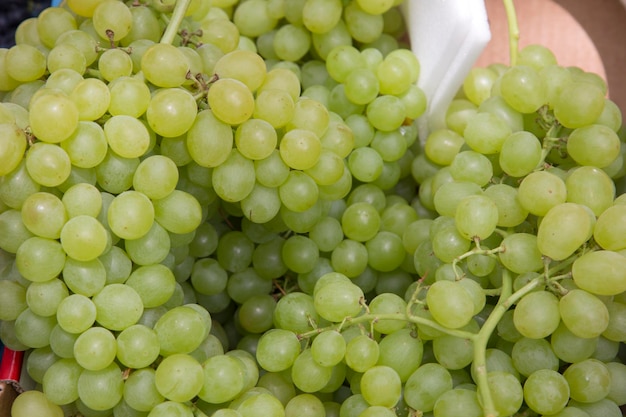 Raisins verts sur l'échoppe de marché