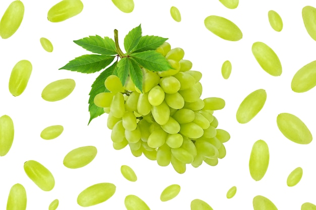 Photo raisins verts fins avec des feuilles tout sur fond blanc