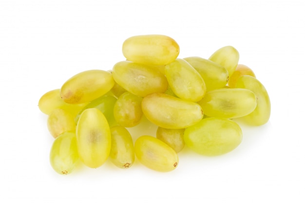 Raisins verts isolés