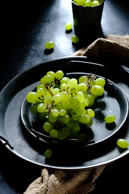 Photo raisins verts sur plaque rustique