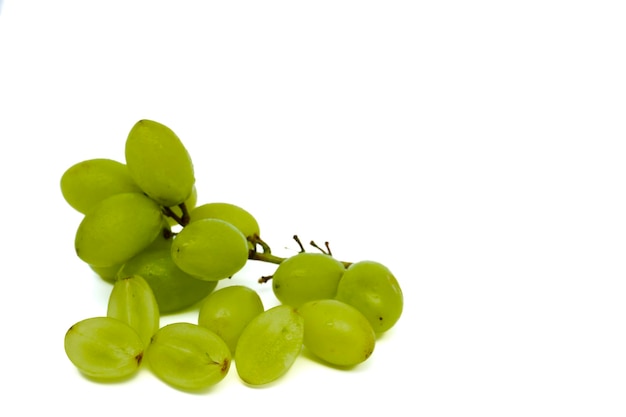Raisins verts avec tranches isolés sur fond blanc avec espace de copie