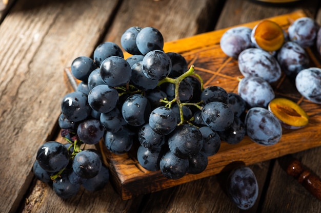 Raisins sur une vieille table en bois