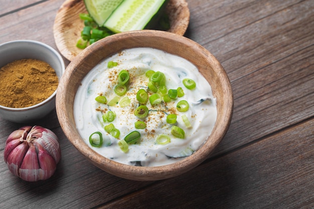 Raita indienne traditionnelle avec concombre, yaourt grec, coriandre et ail