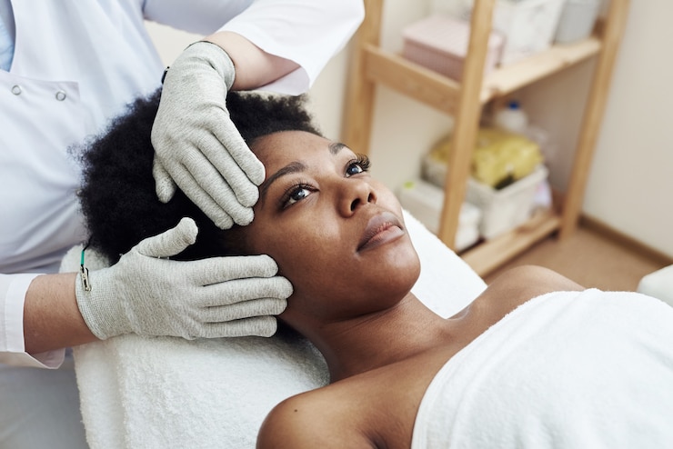 Rajeunissement du visage à l'aide de la thérapie par microcourants. Massage de drainage lymphatique. Traitement micro-sensoriel électrique BIO EMS micro-courant