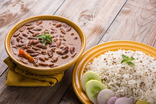 Rajma ou Razma est un aliment populaire du nord de l'Inde, composé de haricots rouges cuits dans une sauce épaisse avec des épices. Servi dans un bol avec Riz Jeera & salade verte