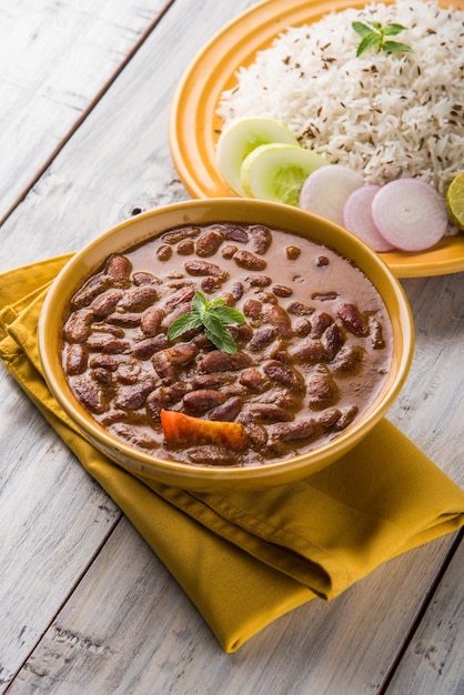 Rajma ou Razma est un aliment populaire du nord de l'Inde, composé de haricots rouges cuits dans une sauce épaisse avec des épices. Servi dans un bol avec Riz Jeera & salade verte