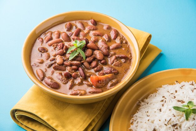 Rajma ou Razma est un aliment populaire du nord de l'Inde, composé de haricots rouges cuits dans une sauce épaisse avec des épices. Servi dans un bol avec Riz Jeera & salade verte