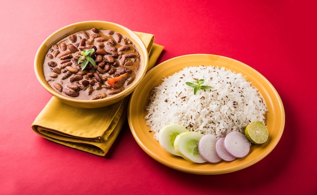 Rajma ou Razma est un aliment populaire du nord de l'Inde, composé de haricots rouges cuits dans une sauce épaisse avec des épices. Servi dans un bol avec Riz Jeera & salade verte