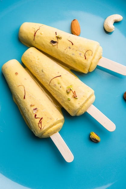 Rajwari ou rajwadi sweet kesar badam pista kulfi ou bonbons à la crème glacée