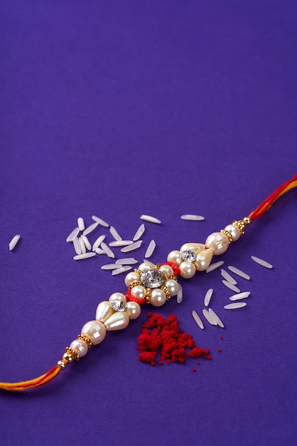 Rakhi aux grains de riz et kumkum. Un fond festif indien