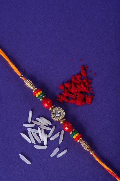 Photo rakhi aux grains de riz et kumkum. un fond festif indien