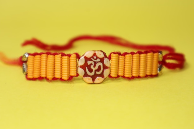 Rakhifor Raksha Bandhan fond jaune isolé