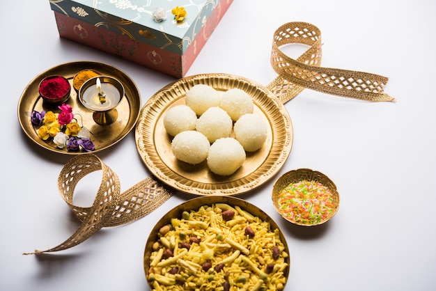 Raksha bandhan Festival : Rakhi conceptuel réalisé à partir d'une assiette pleine de Rasgulla sweet avec band. Un bracelet indien traditionnel qui est un symbole d'amour entre frères et sœurs