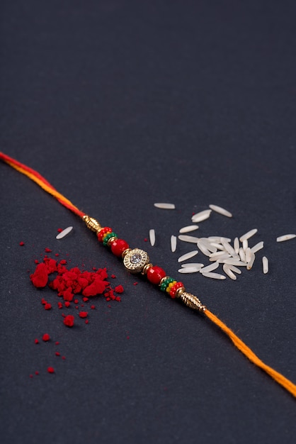 Raksha Bandhan: Rakhi aux grains de riz et kumkum, bracelet traditionnel indien qui est un symbole d'amour entre frères et soeurs.