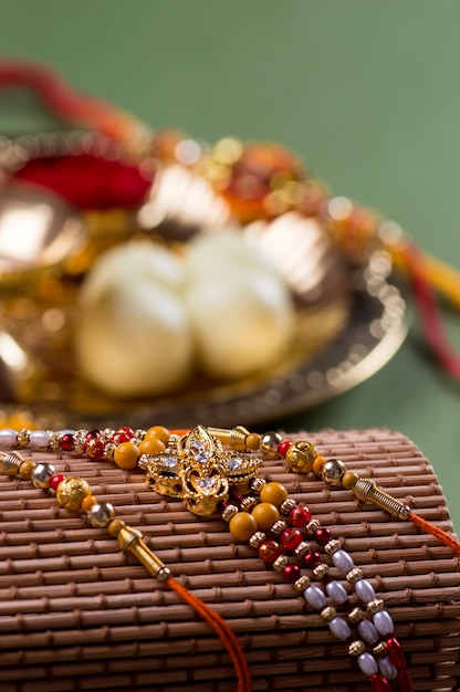 Raksha Bandhan ou Rakhi fond avec un élégant Rakhi et diya