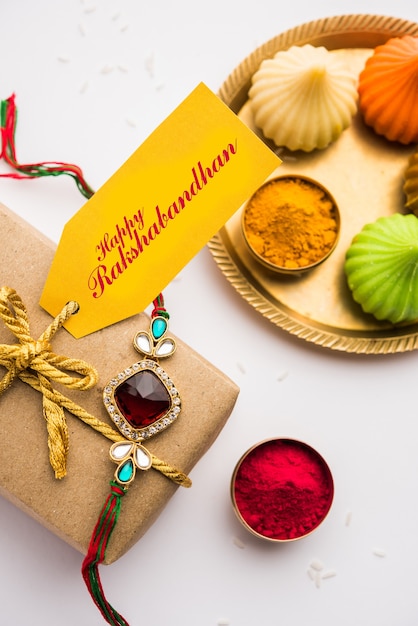 Raksha Bandhan / Rakshabandhan Rakhi avec riz Haldi Kumkum, doux Mithai, coffret cadeau, mise au point sélective