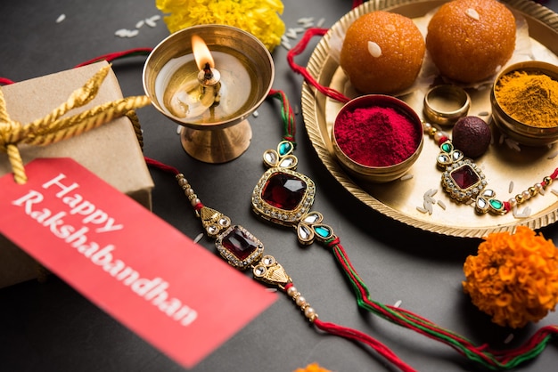 Raksha Bandhan / Rakshabandhan Rakhi avec riz Haldi Kumkum, doux Mithai, coffret cadeau, mise au point sélective