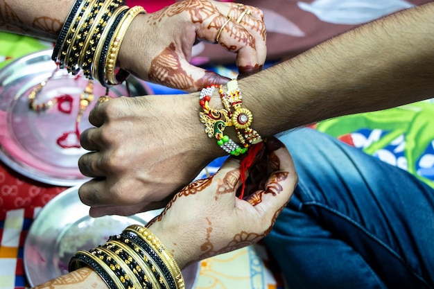 Rakshabandhan Celebre En Inde Comme Un Festival Denotant L Amour Et La Relation Frere Sœur Sœur Cravate Rakhi Comme Symbole D Amour Intense Pour Son Frere Photo Premium