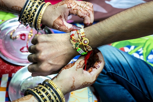 Rakshabandhan, célébré en Inde comme un festival dénotant l'amour et la relation frère-sœur. Sœur cravate Rakhi comme symbole d'amour intense pour son frère.