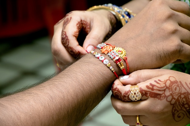 Rakshabandhan, célébré en Inde comme un festival dénotant l'amour et la relation frère-sœur. Sœur cravate Rakhi comme symbole d'amour intense pour son frère.