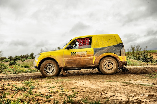 Rallye de véhicules tout-terrain x à travers le sud de l'espagne