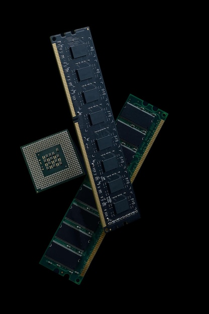 RAM et processeur d'un ordinateur sur fond sombre