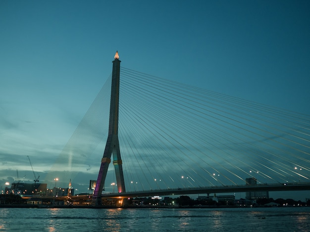 Rama 8 pont paysage du soir sur la rivière Chao Pra Ya à Bankgkok en Thaïlande.