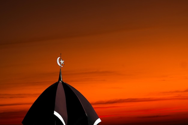 Ramadan Eid aifitrNouvel an Muharram religion islamique Symboles avec la silhouette du dôme des mosquées sur le ciel rouge foncé et crépusculaire au coucher du soleil de la nuit arabicEid aladhamubarak Concept musulman