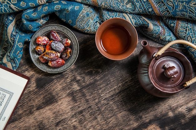 Ramadan de l&#39;islam, palmier dattier pour le ramadan et thé sur un plateau de métal placé