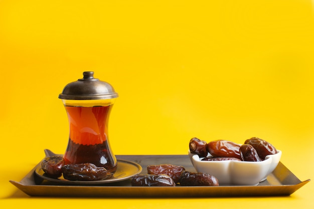 Ramadan Kareem Festival, Dates au bol avec une tasse de thé noir