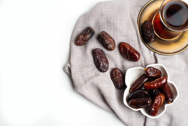 Ramadan Kareem Festive, gros plan de dattes sur un bol et une tasse de thé noir