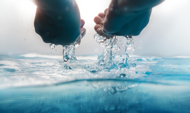 Ramasser à la main et verser de l'eau fraîche et claire Concept de la Journée mondiale de l'eau Protection de l'environnement et ressources durables Responsabilité sociale