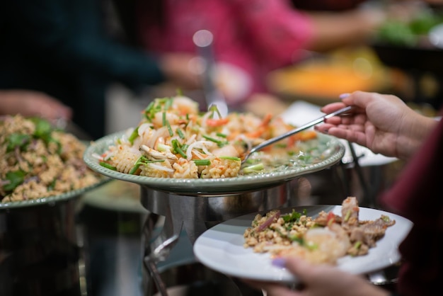 ramasser la nourriture traiteur l'heure du dîner