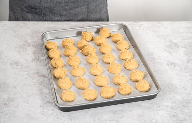 Ramasser la pâte avec une pelle à pâte pour cuire des scones au lait de poule