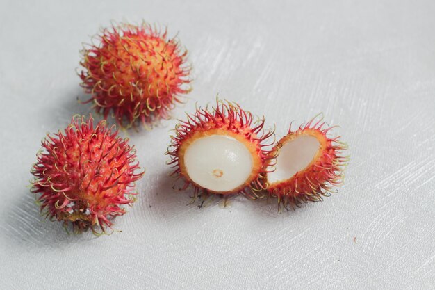 Ramboutan aux fruits tropicaux sucrés sur fond blanc.