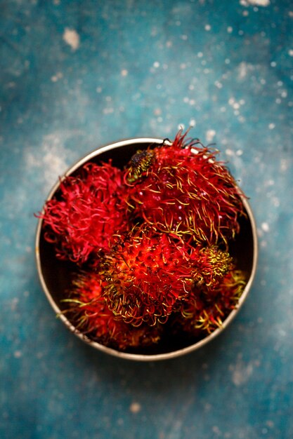 Ramboutan de fruits poilus exotiques dans un style rustique