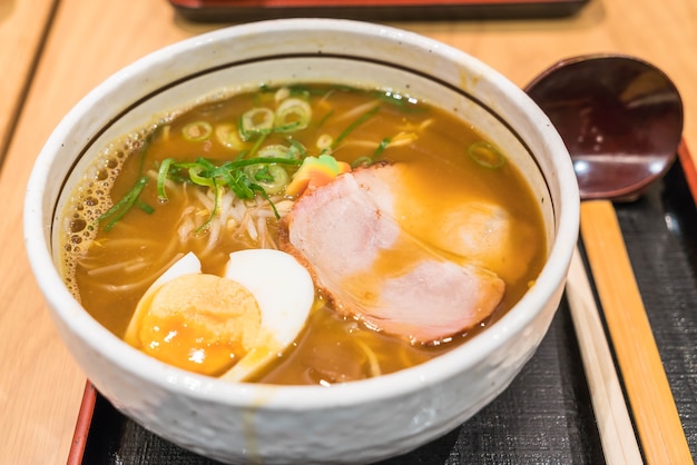 ramen au curry avec porc et œuf