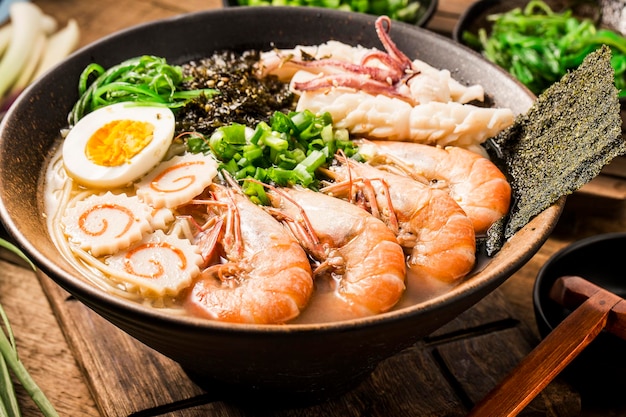 Ramen Japonais Aux Fruits De Mer Avec Sauce De Seiche