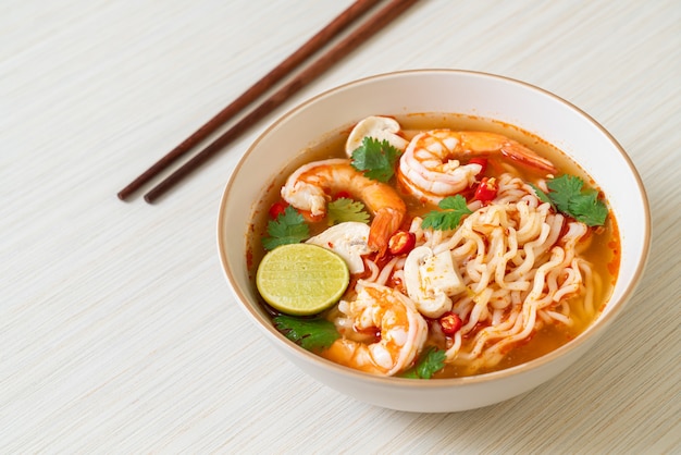 Ramen de nouilles instantanées dans une soupe épicée aux crevettes (Tom Yum Kung) - Cuisine asiatique