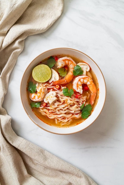 Ramen de nouilles instantanées dans une soupe épicée aux crevettes (Tom Yum Kung) - Cuisine asiatique